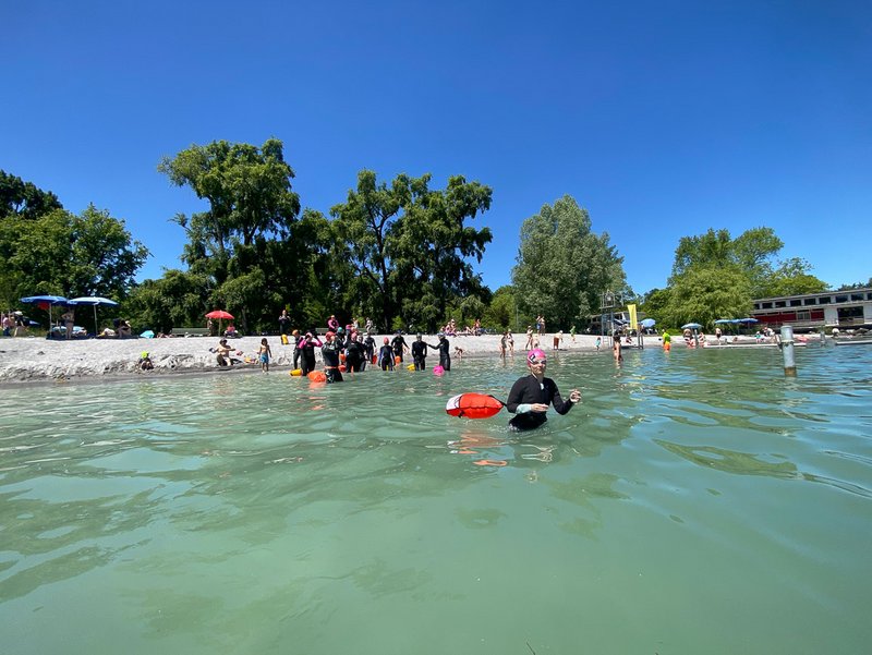 Bild von Teilnehmenden TSK Basic Open Water Swim Kurs im Wasser